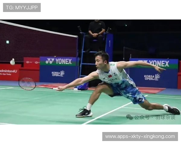 羽毛球男单突击连杀对方后场，展现非凡技巧与力量