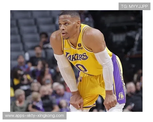 莫兰特高位策应赢得外线空位三分机会 莫兰特高位策应赢得外线空位三分机会